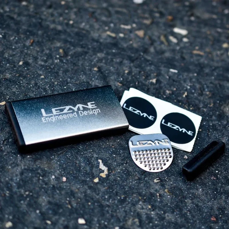 Lezyne Reparaturset METAL Kit Alu 6 Schlauchflicken 1 Anrauher seitliche Öffnung blau-glänzend