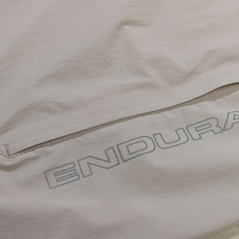 Endura GV500 Foyle Short fossil XL - schlank geschnittene Gravel Radhose, leicht und strapazierfähig, ideal kombinierbar mit GR500 Reiver Bibshort, hoher Tragekomfort