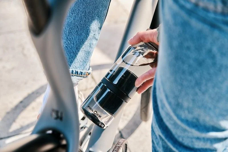 Fidlock TWIST bottle 700 life Set mit Bike Base, 700 ml, robustes Tritan, magnet-mechanische Halterung, große Trinköffnung, transparent schwarz